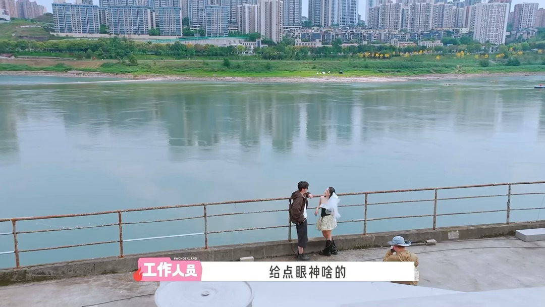 李嘉琦晒与彭冠英陈鑫海聚餐合照李嘉琦彭冠英陈鑫海聚餐 陈鑫海这张嘻嘻不嘻嘻的对比