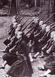 很少有人知道，日本侵华战争时期，不仅有无恶不作的日军，还有一群手拿佛珠的僧人，他