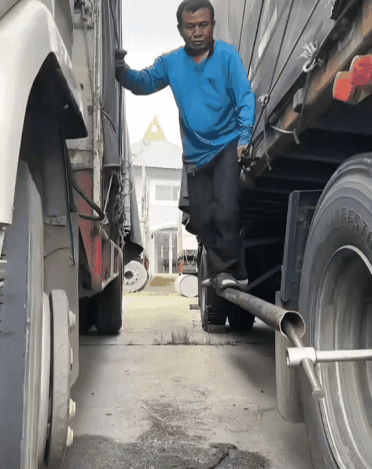 疼得彻骨！咋能这么不小心呢？做任何事之前，都要先预见可能发生的危险！鲁莽做事只能