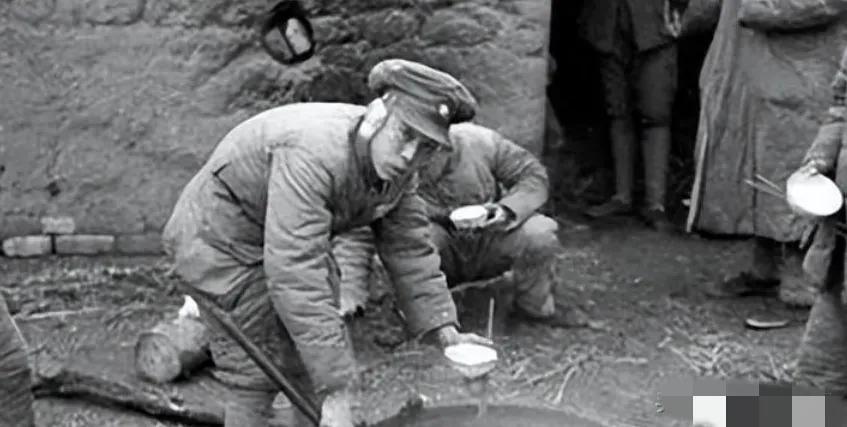 1948年 ，国民党团副班长郭占山因三天未进食，裹着白床单爬进解放军阵地讨饭，一