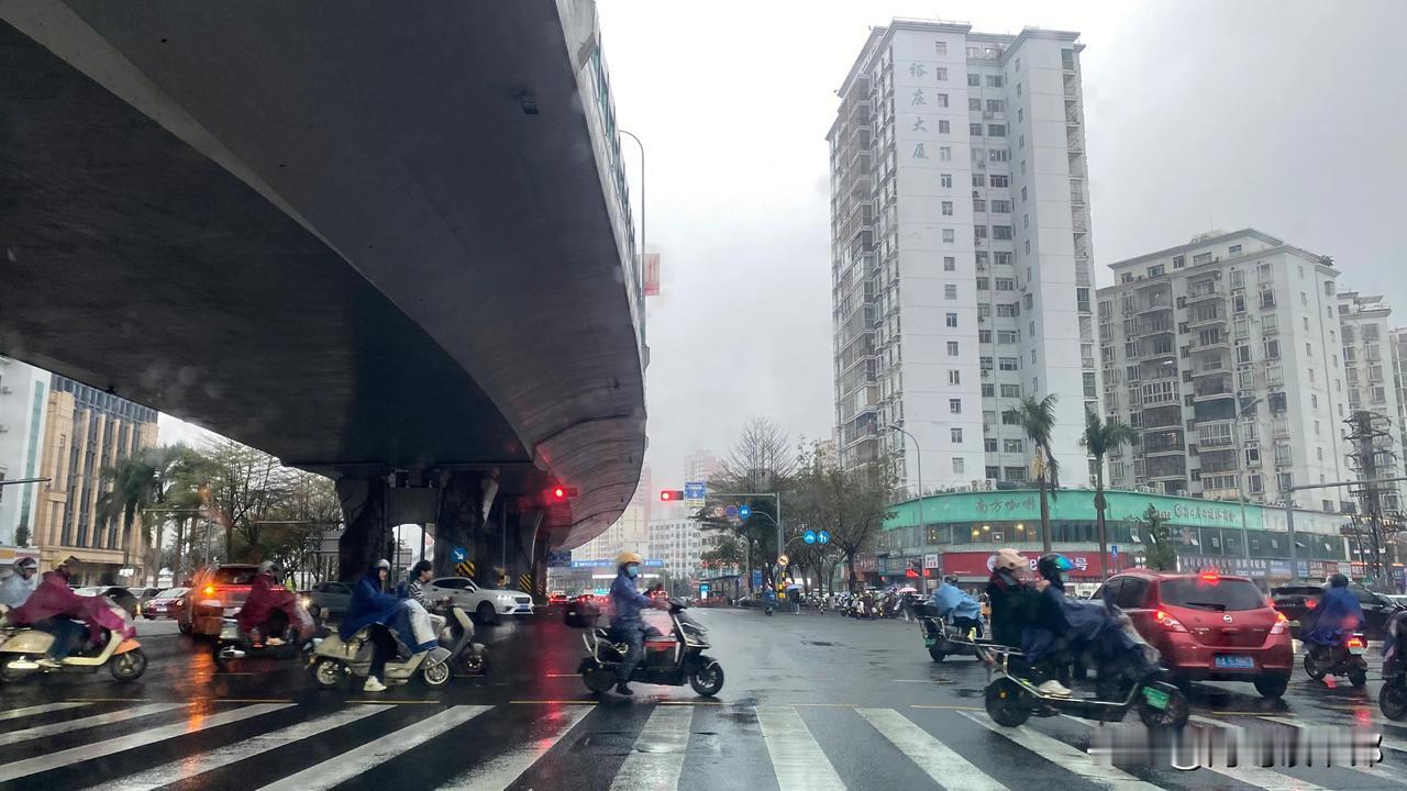 最近海口很火的梗：搞这种天，你降温就降温，能不能不要下雨。我开的是爱玛不是宝马，