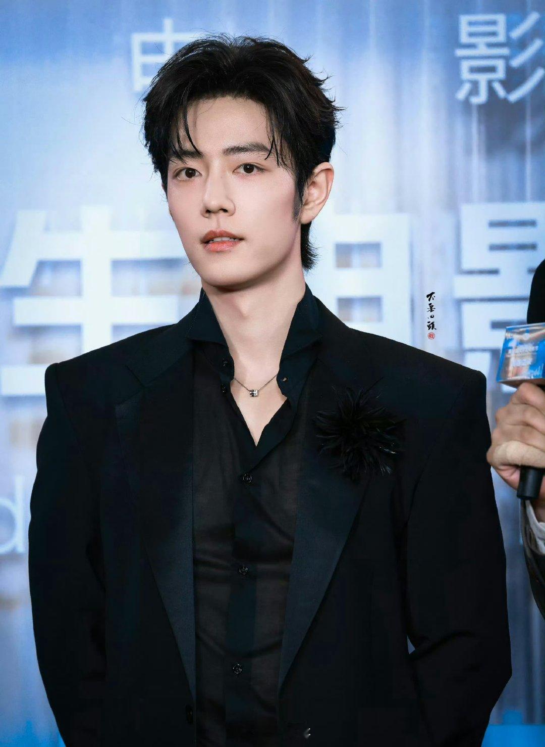 肖战领完奖无缝回组拍戏 肖战又回青岛拍戏了 哈哈哈哈哈就是说肖战领完奖，无缝会组