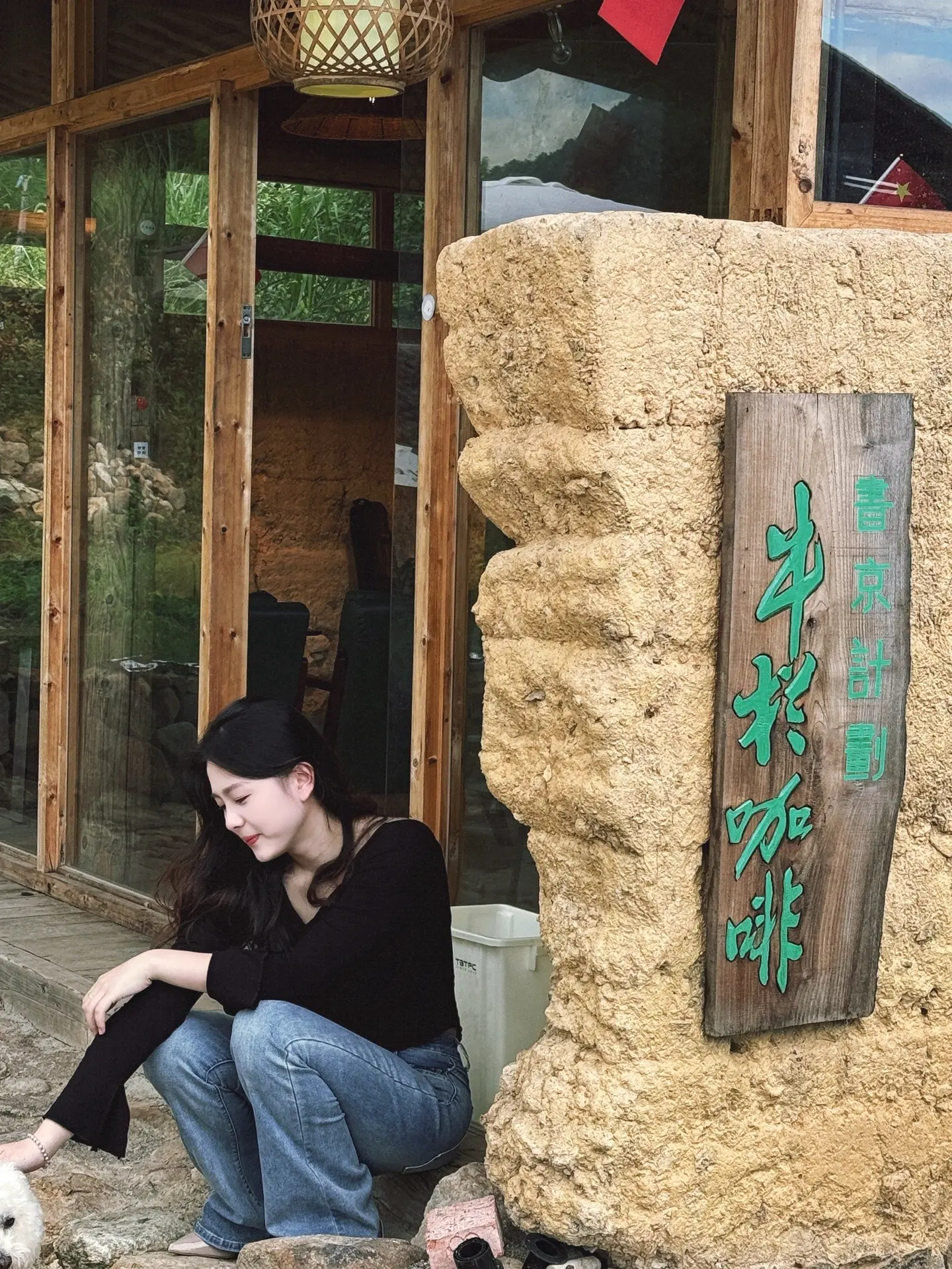她不需要臃肿的棉衣去遮盖她似水的面容