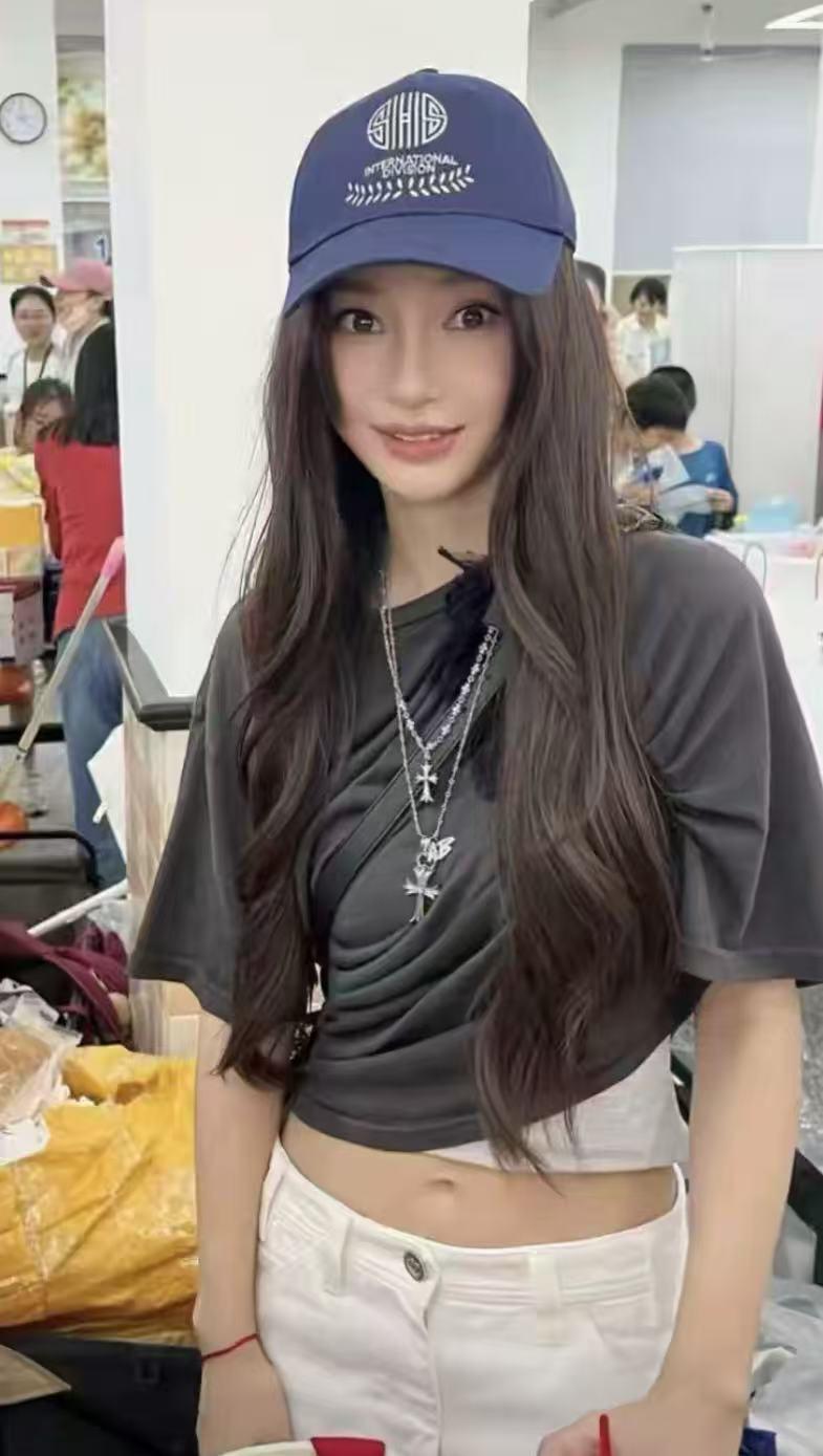 这样的穿着适合出现在小学吗？反正我觉得不适合。

这张照片是杨颖参加孩子学校义卖