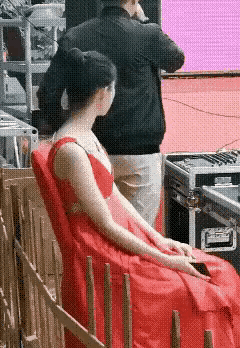恕我眼拙，没看清这位颁奖礼仪小姐姐把什么东西藏在了胸前？走路时就不怕它掉出来吗？