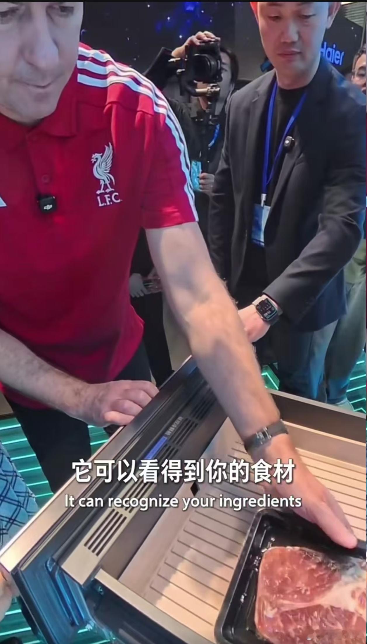 周云杰AWE带网友看了这些黑科技咱们这次也是沾了杰队的光了，和杰队一起跟着跟着周