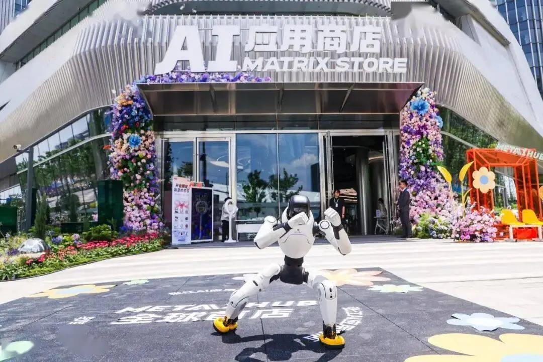 5月11日，上海张江2000余平方米AI应用商店启幕，打破AI“遥不可及”的认知