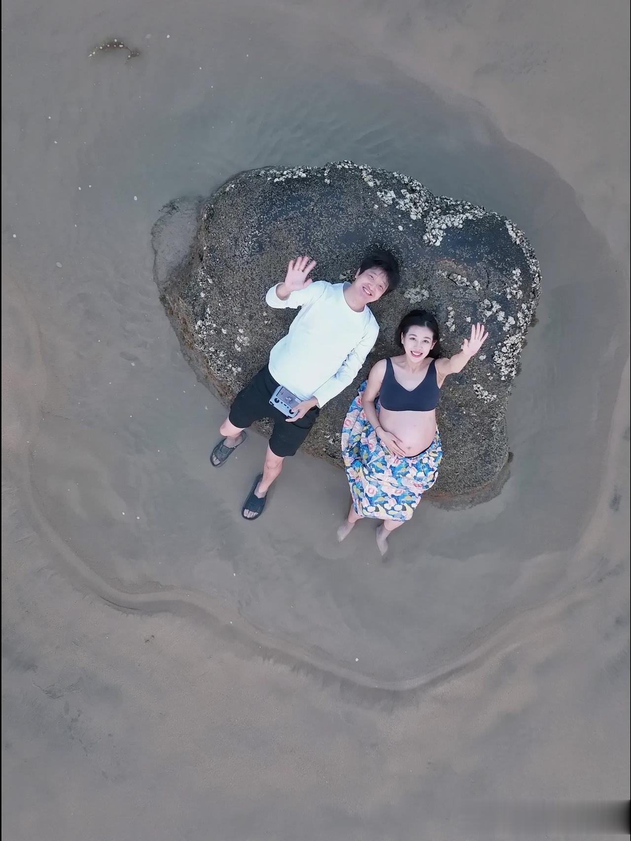 小苏木出生第8天了，今天躺在床上整理照片，看到这一组一个月前在海南的某个野沙滩拍