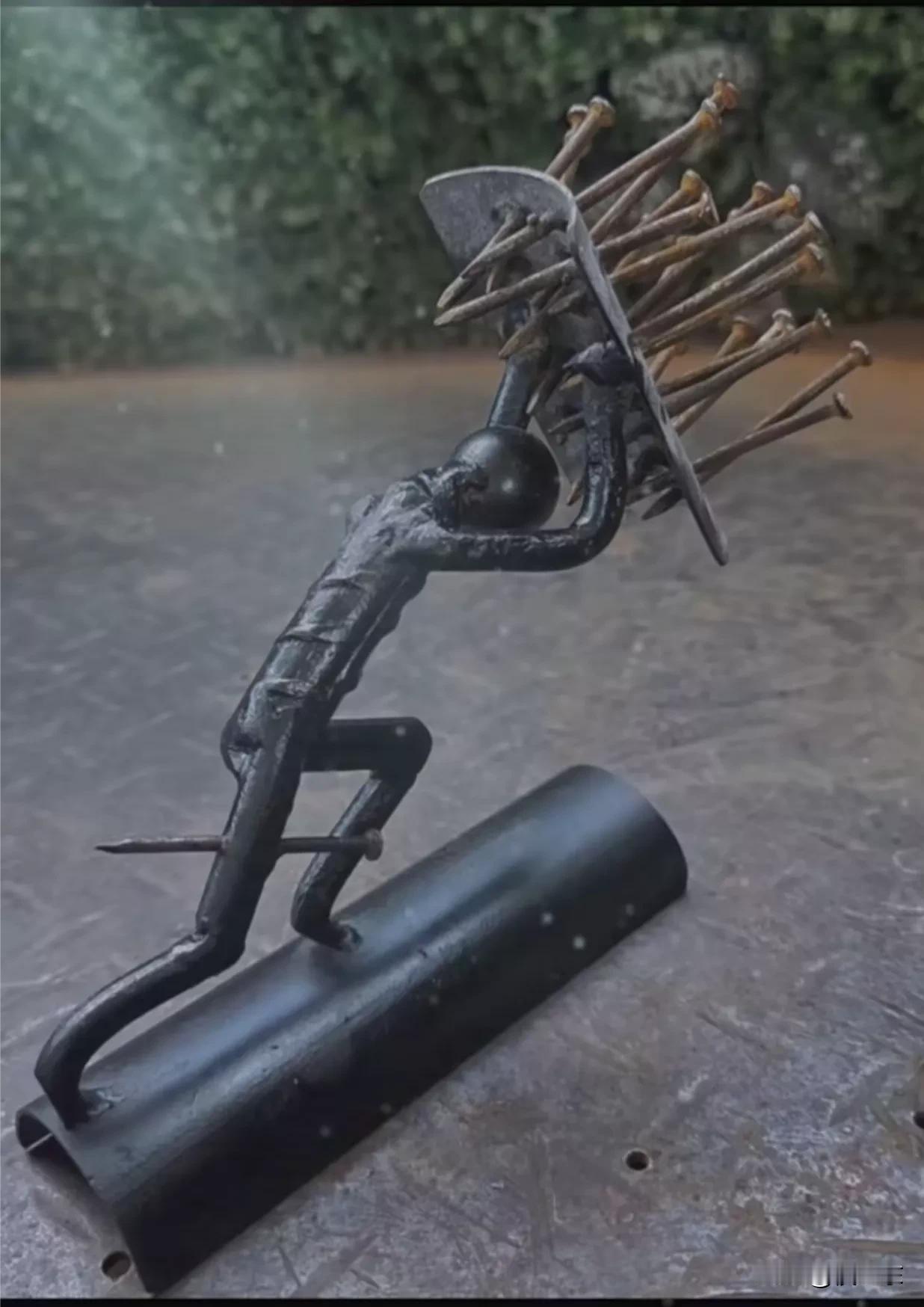 我看见一个男人
以前的他
无忧无虑 逍遥自在
一身冲劲 心比天高
现在的他
满身