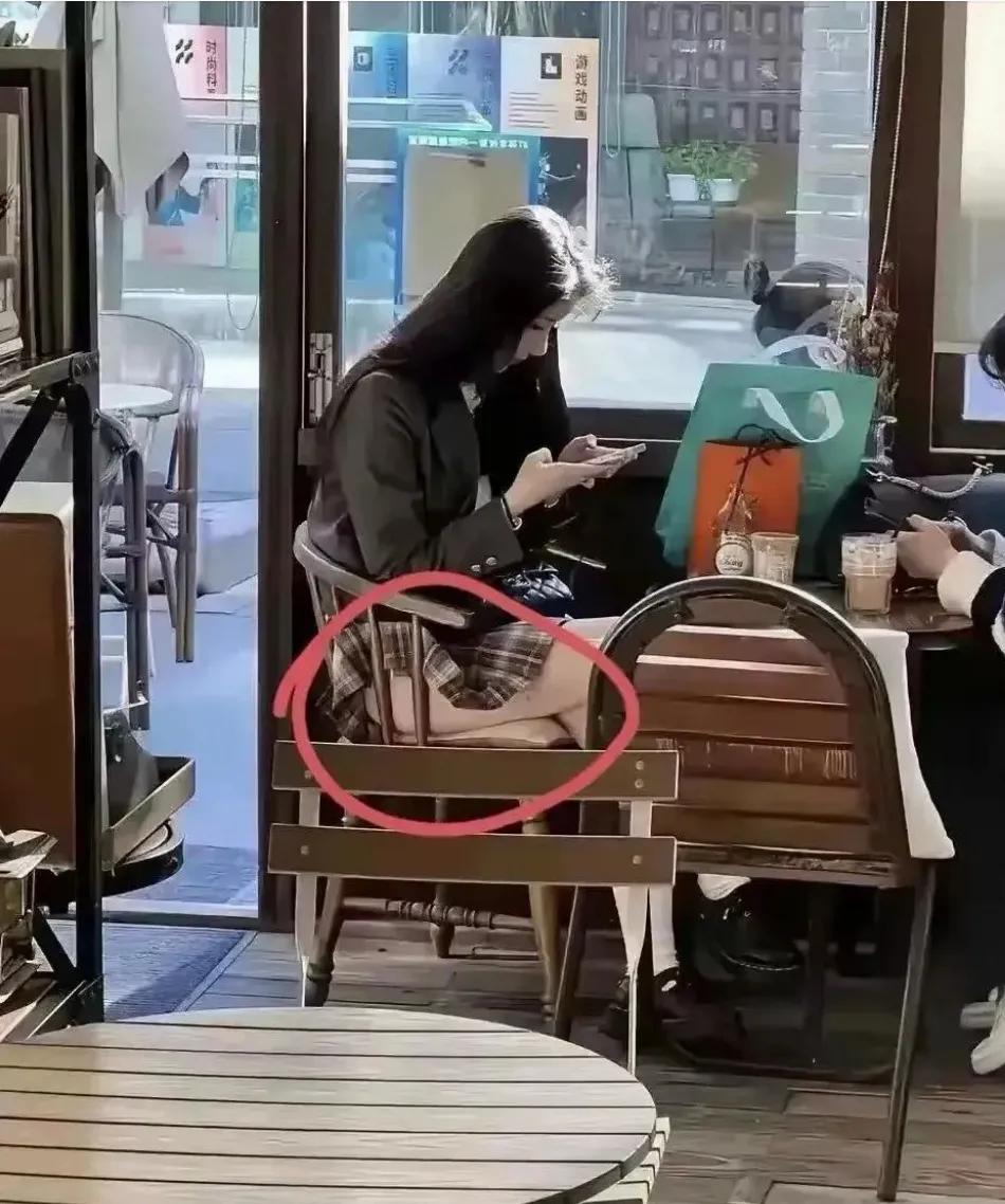 该怎么委婉的提醒她？又不会让她发现我看到不该看的了？同学你鞋带开了？这位女孩太对