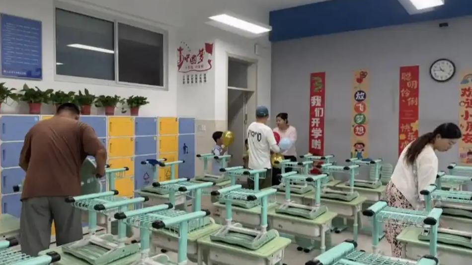 一句"要不再请俩保姆"，这位妈妈被老师单独禁言了。
事儿在9月1日，西昌一所学校