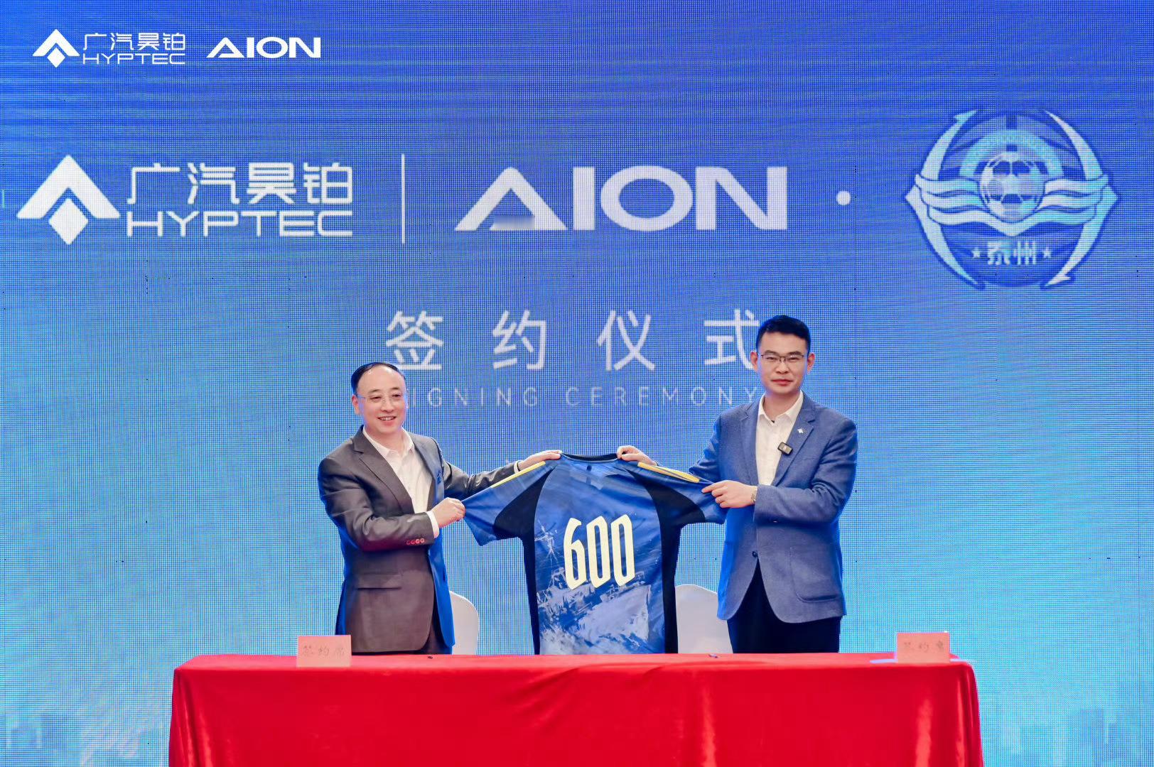 广汽昊铂这次和泰州足球队合作，本质还是在“刷存在感”，但方式挺聪明的，相比砸广告