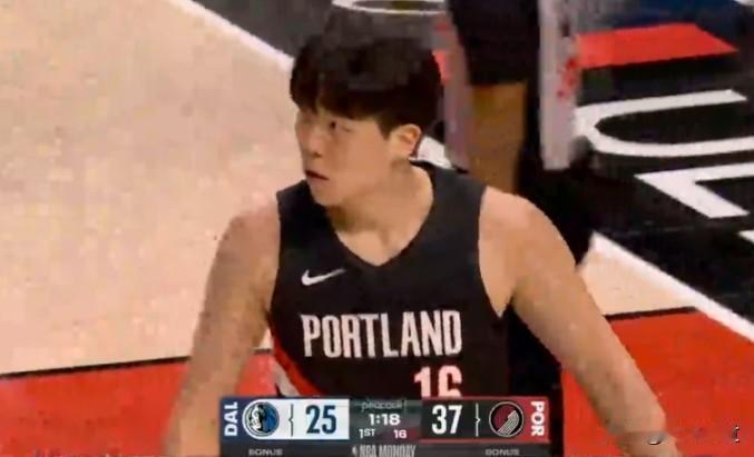 杨翰森首节出战3分钟正负值+5，仅得到1次助攻！赔上2次犯规！
本以为罗威复出杨