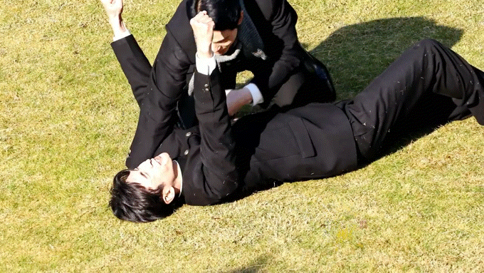 张云龙快把徐正溪抡冒烟了 们秋果然把我养的营养均衡hh，谁来给我解释解释草坪上打