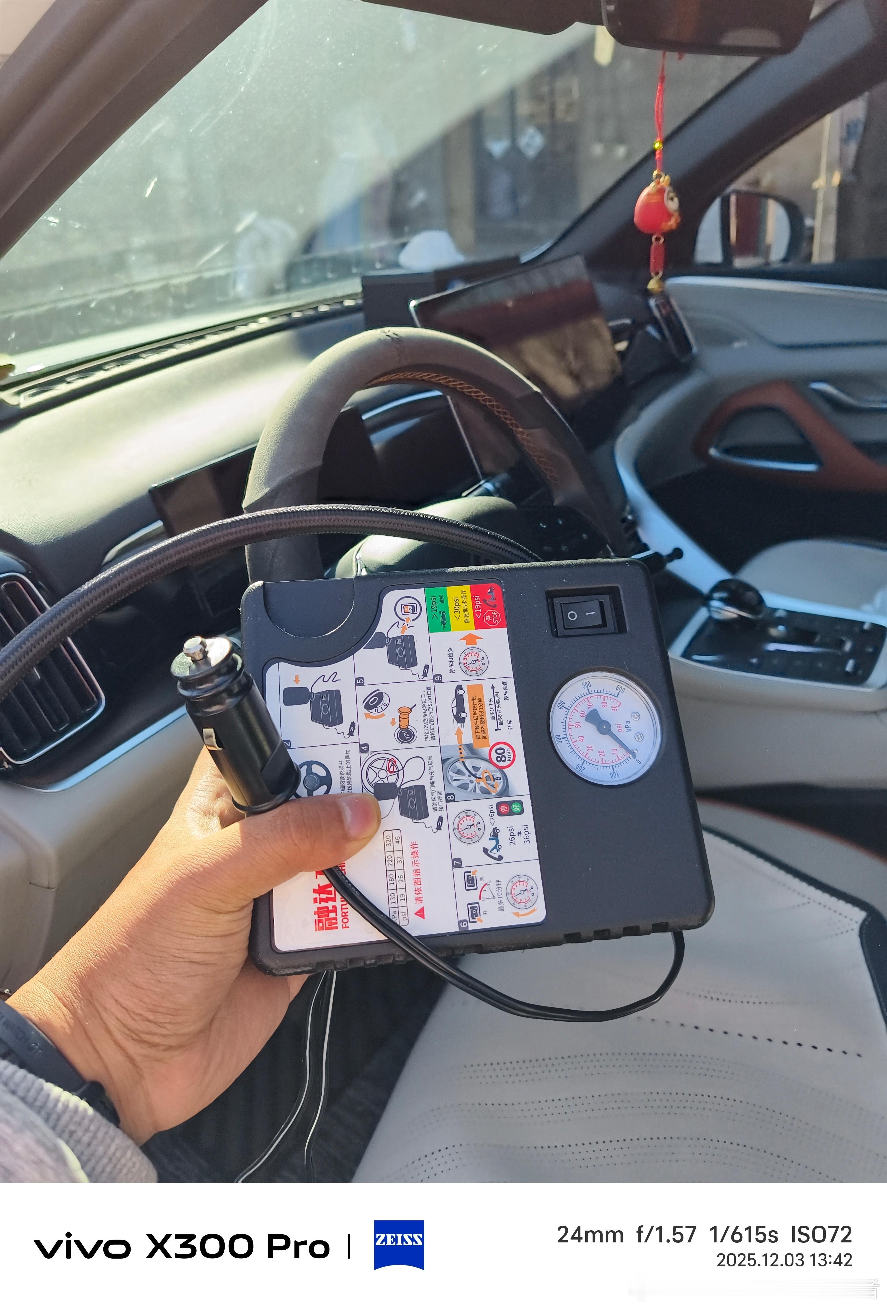 今天补胎压的时候发现，右后车轮的气门嘴没了，不知道是哪位神仙给我拿走了。上次补胎