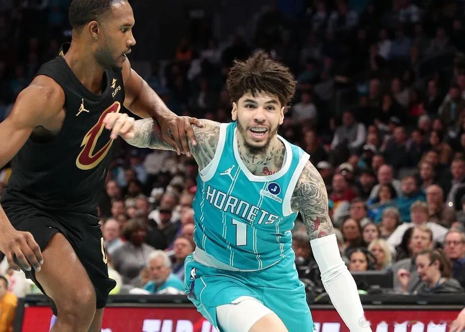 三分10中0！鲍尔成历史第二人黄蜂87-94不敌骑士，拉梅洛-鲍尔出战22分钟，