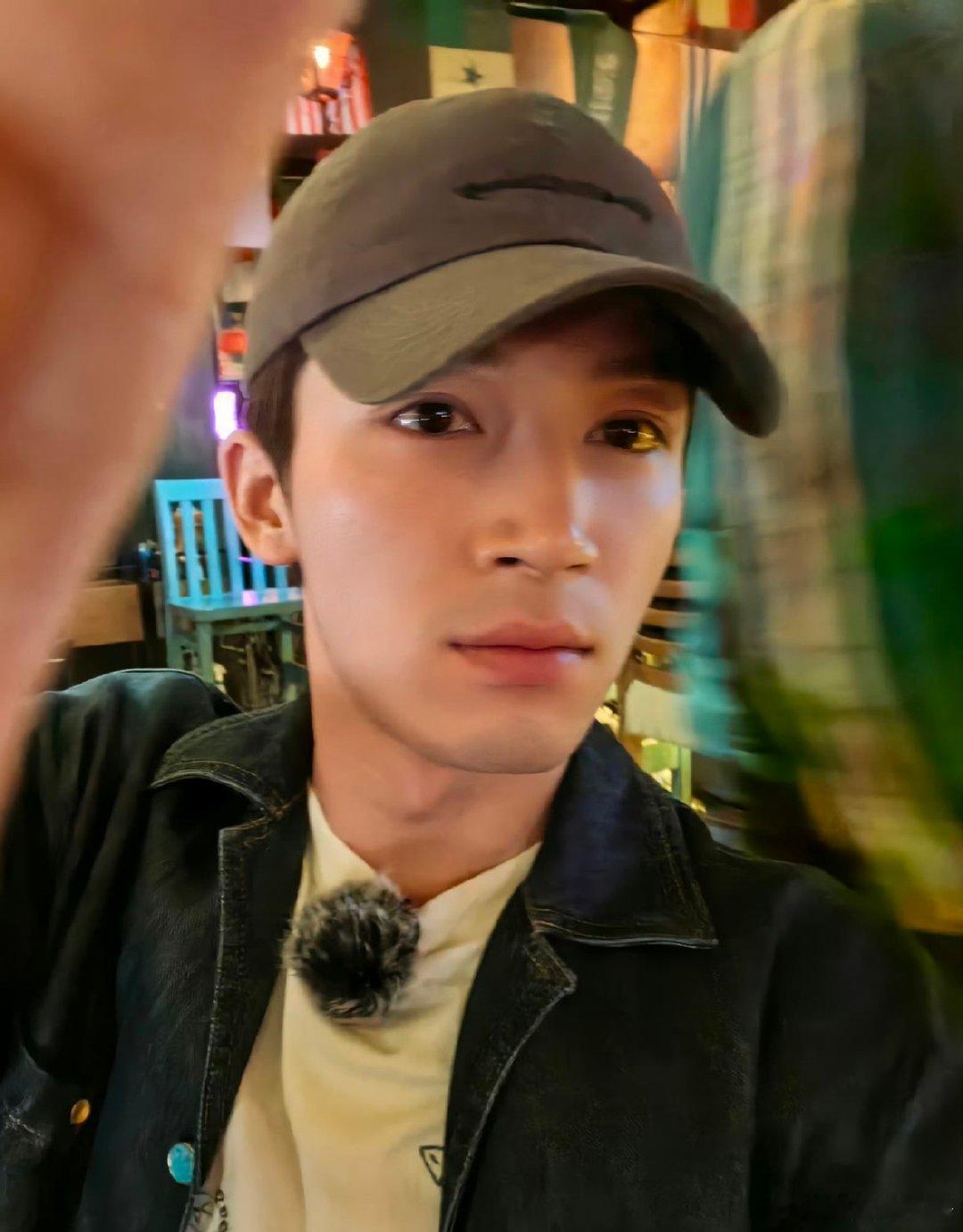娜扎向王星越传递导游经验 花儿与少年花儿与少年暖心一幕，娜扎将导游经验传递给王星