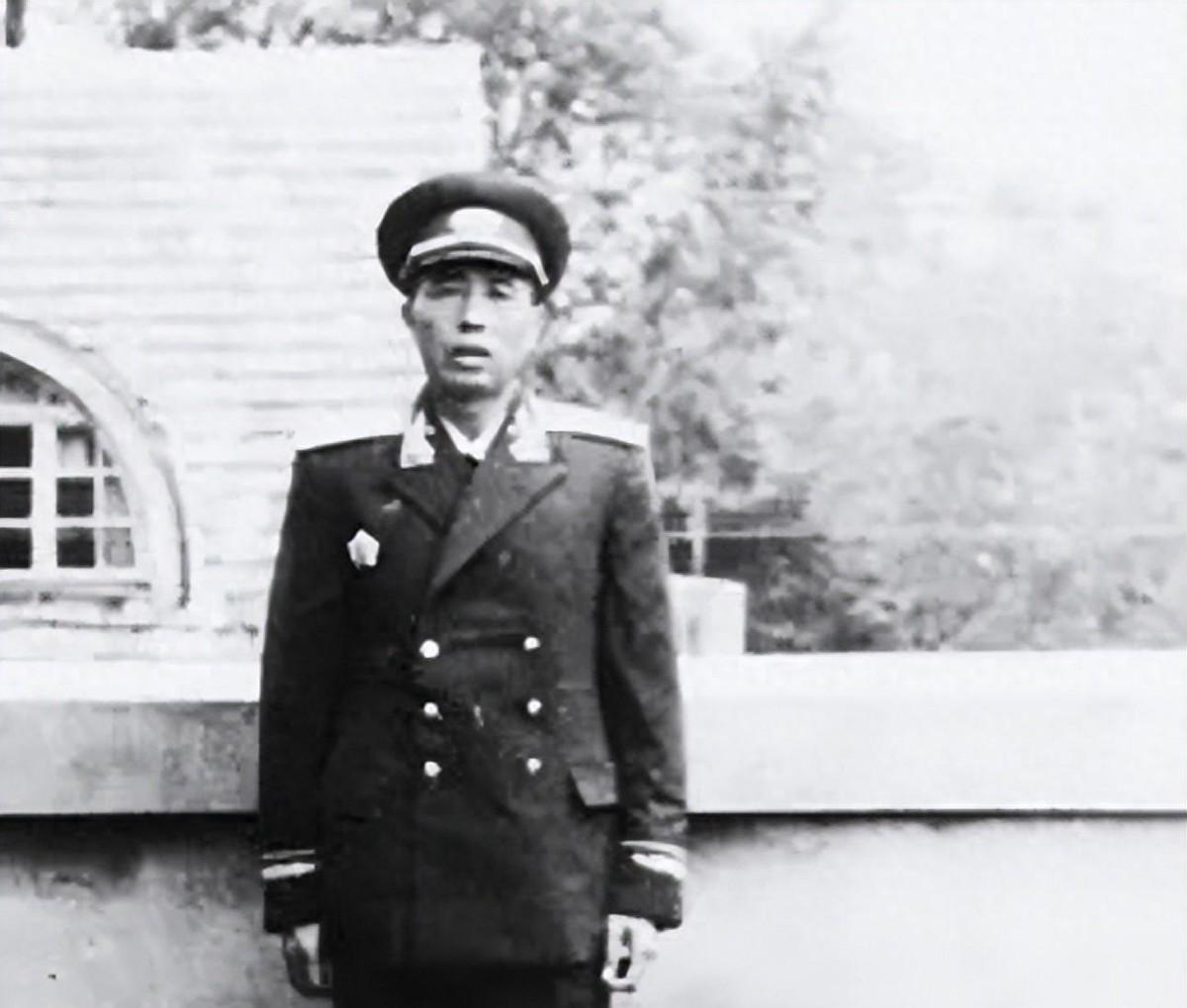 军区司令回到家乡，母亲竟然给了他一耳光，只因他曾说要去打铁，23年后归来引人深思