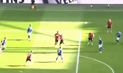 停球时不慎踹到对方腹部，沙尔克中锋哲科在本轮德乙不仅直红离场，今天更是收到停赛2