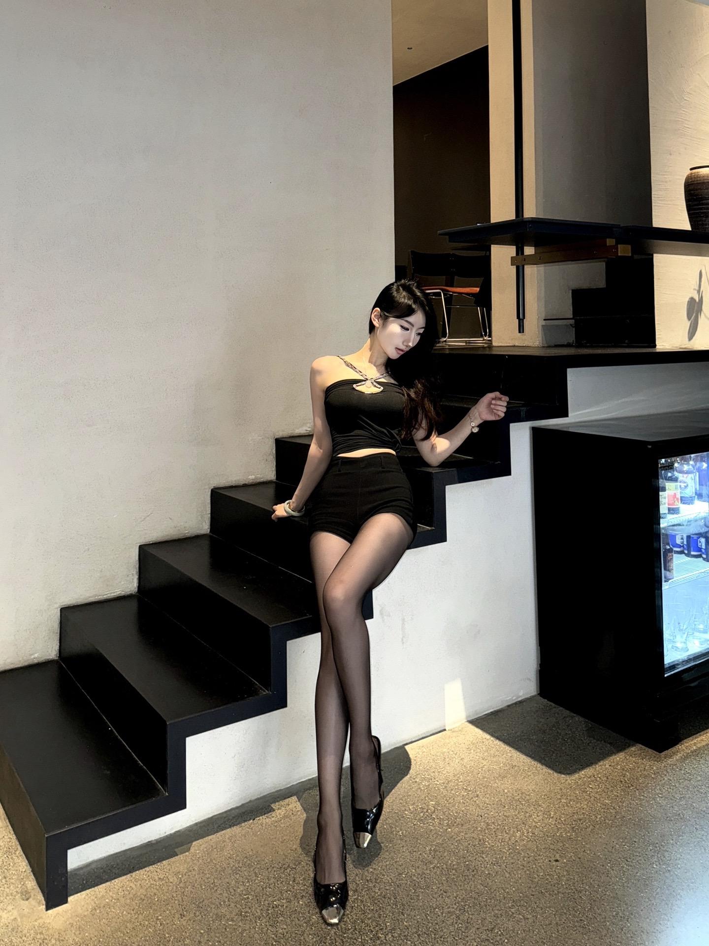 在干嘛呢 不会又顶着你那漂亮的脸蛋 在给别人当舔狗吧？