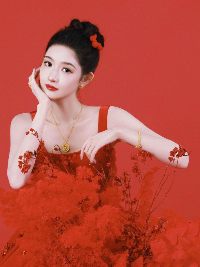 王玉雯好适合上春晚的一张脸 红裙加身年味拉满！利落盘发配红蝴蝶结，俏皮带贵气，笑