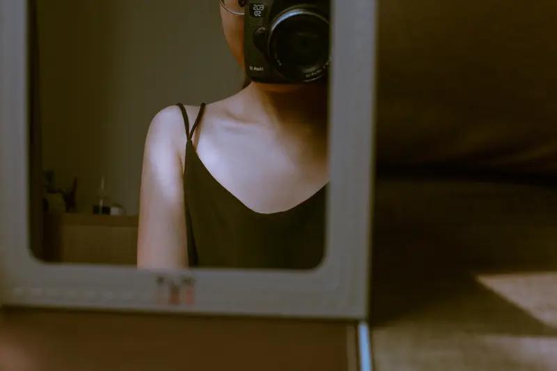 刘震云说:“不要害怕得罪人。做人要胆子大一点，脸皮厚一点，考虑这个，考虑那个，谁