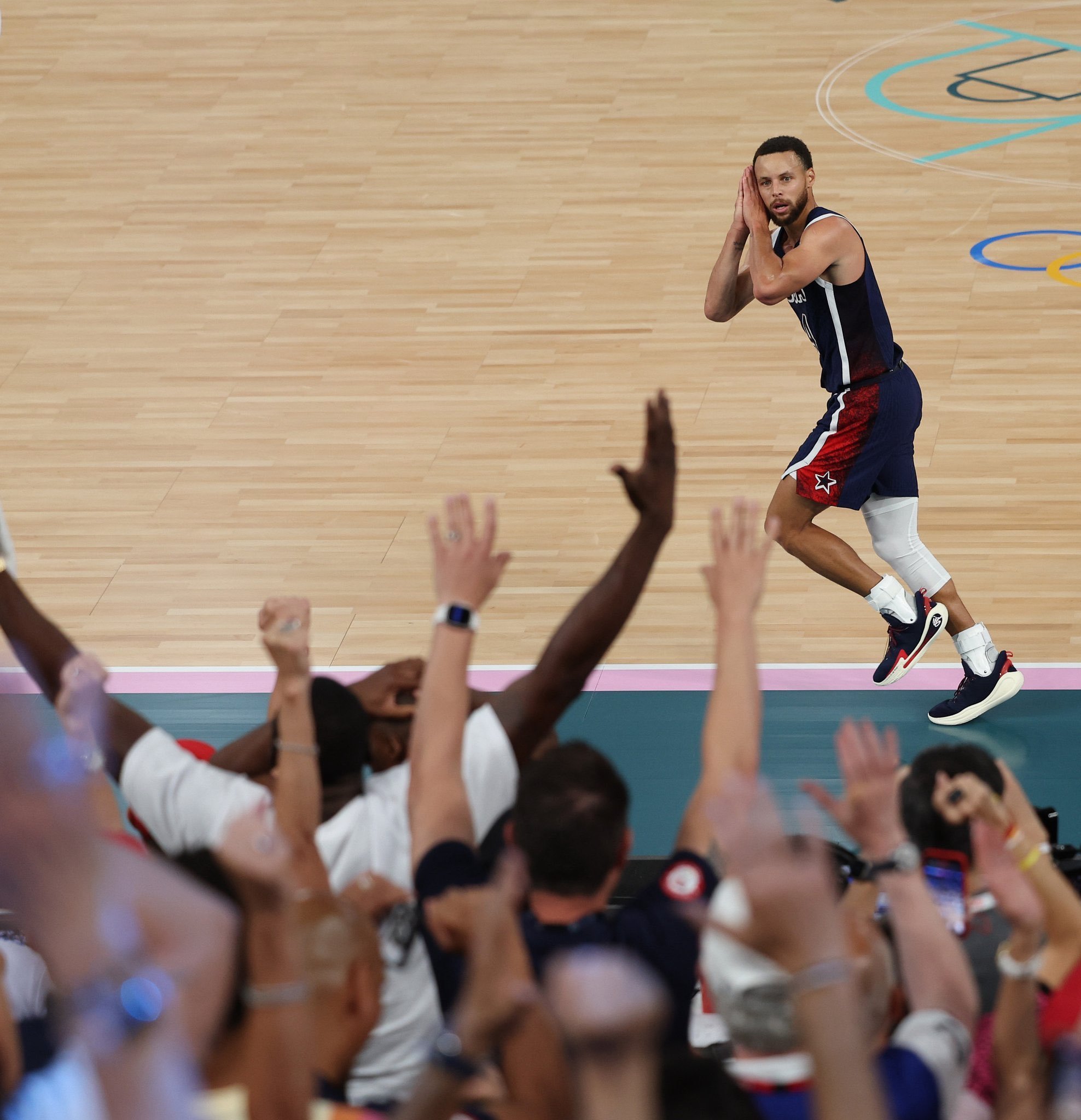 库里第四节开启超神日天模式，连中四个三分一举杀死比赛锁定冠军，“晚安巴黎”刷遍全