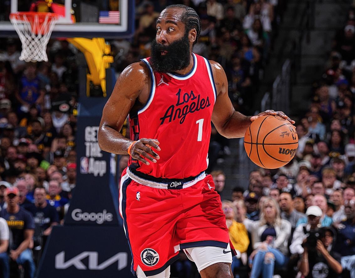 小卡：登哥，你这刚结束中国行，你的球迷就发起：“哈登赢得过NBA总冠军吗？”
哈