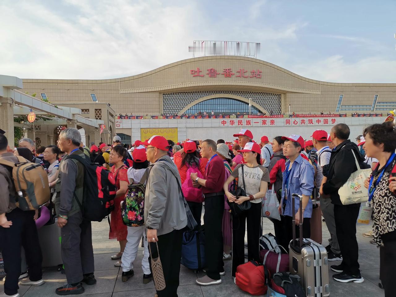 从绿满巴蜀到枯寂荒漠，从春意盎然到盛夏酷暑——西行记之二
列车于夜晚驶出玉门后，