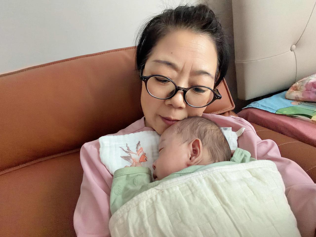 特出原因，宝宝有点便秘，遇到这样的情况，我是这样做的：
让宝宝一天两次喝上益生菌