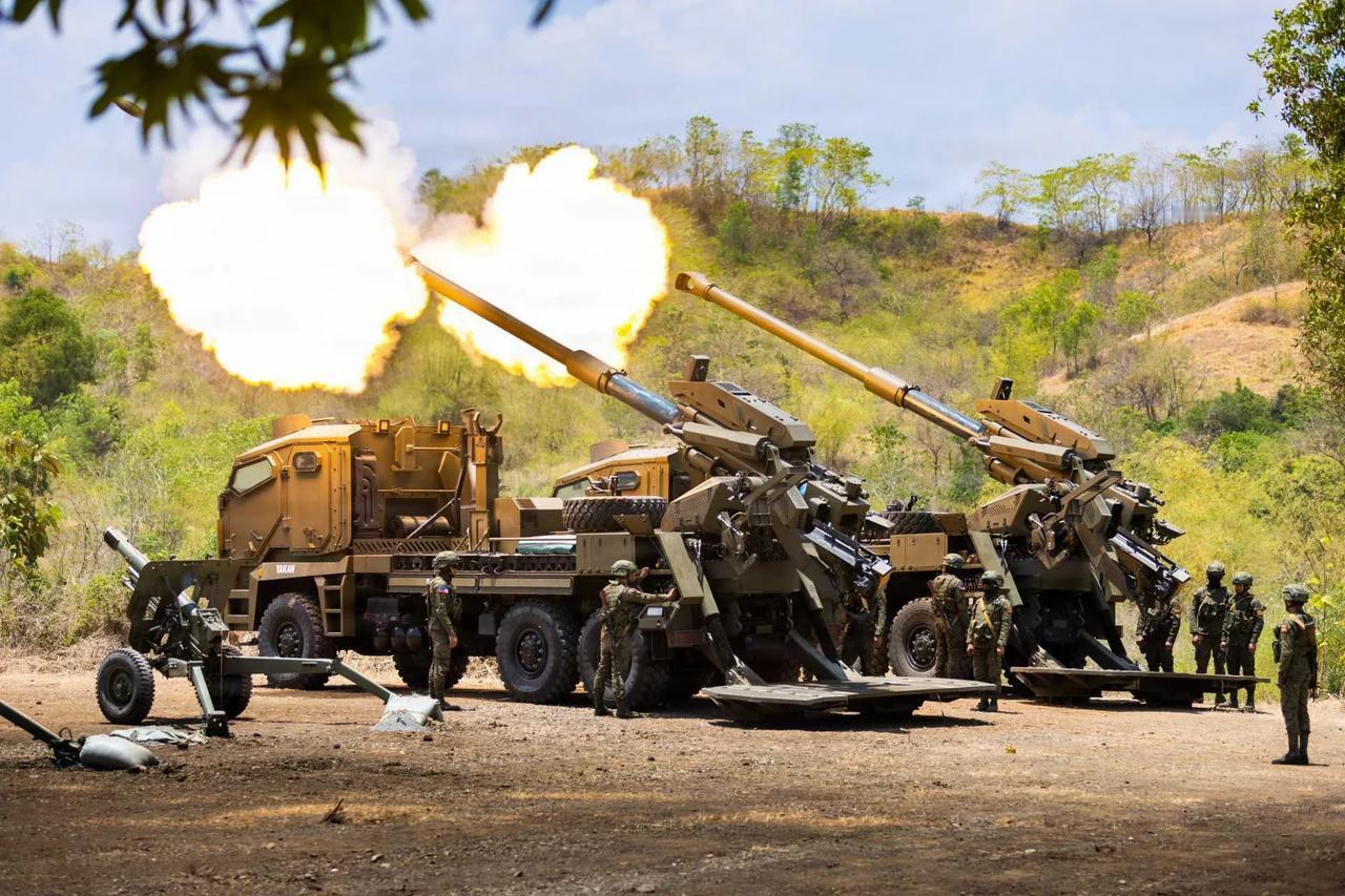 菲律宾陆军首次使用新型 ATMOS 155 毫米榴弹炮进行实弹射击，增强远程打击