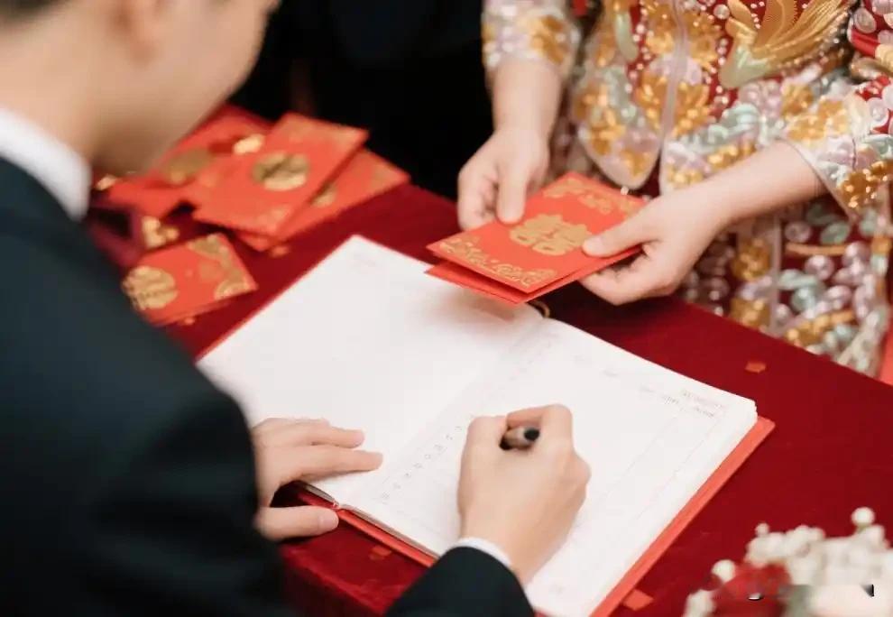 不少人把随礼当成变相攀比、敛财的方式，往来变成了数字较量。不少工薪族被人情债裹挟