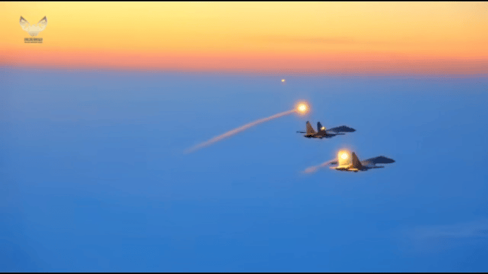 国旗涂装的歼-11打干扰弹