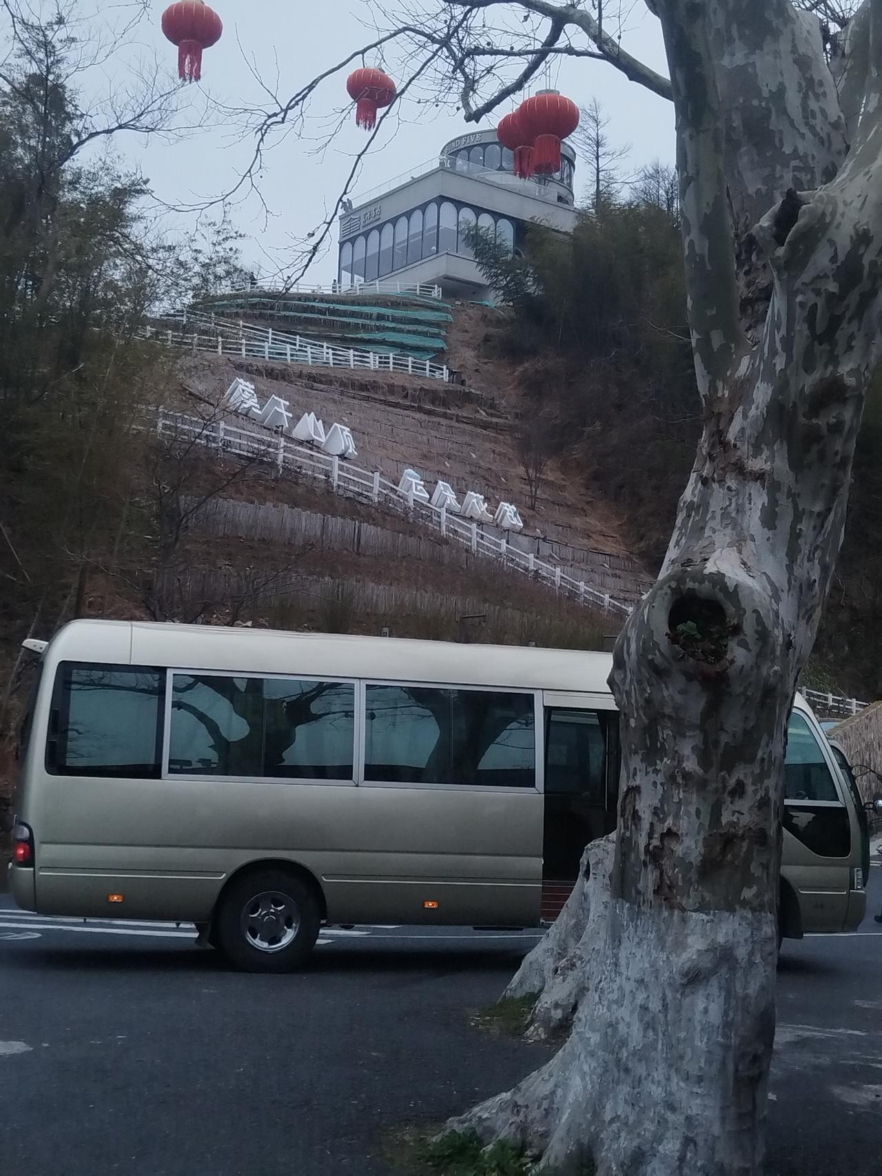 莫干山顶，云朵花甜，在这如梦如幻的莫干山顶，每一寸空气都弥漫着清甜的气息。极目远