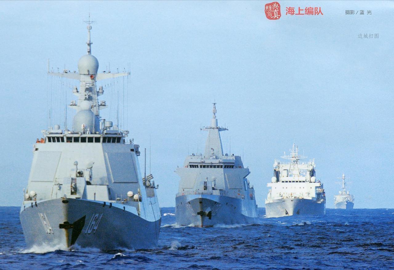 美国海军阿利伯克级驱逐舰跟踪监视中国海军055型万吨大驱编队。目前不确定具体时间