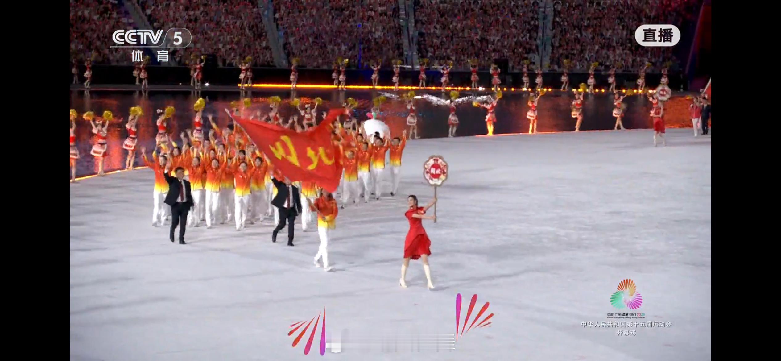 湖北省体育代表团入场旗手钦文好飒[赞]全运开幕式郑钦文担任湖北代表团旗手 ​​​