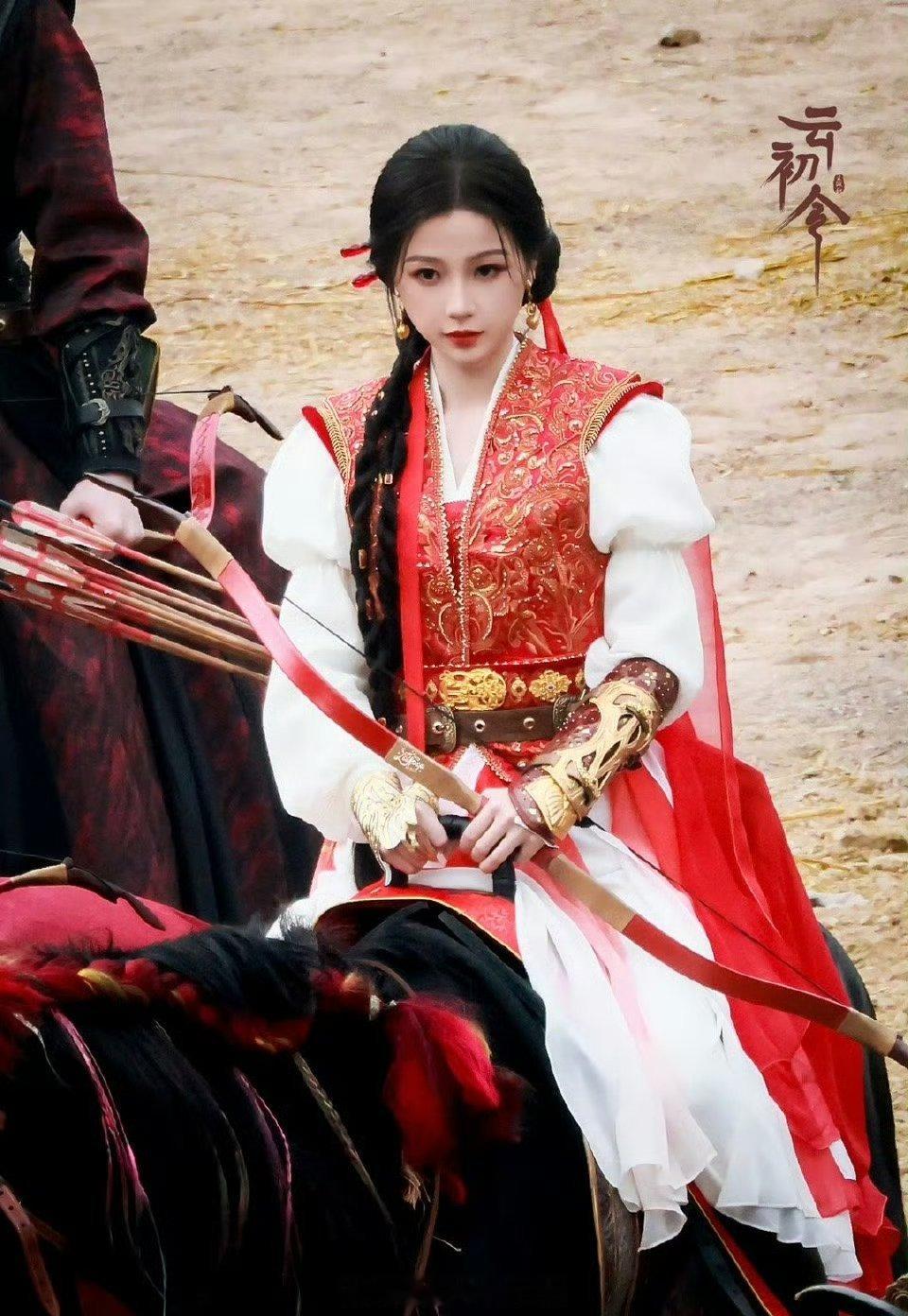 虞书欣《云初令》红衣骑马路透，好飒的主母大人