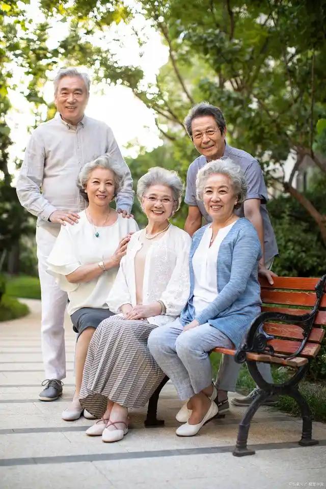 上年纪了，
做好四管很重要，
一个是管好自己的钱袋子，
有钱了自己可以做很多事，