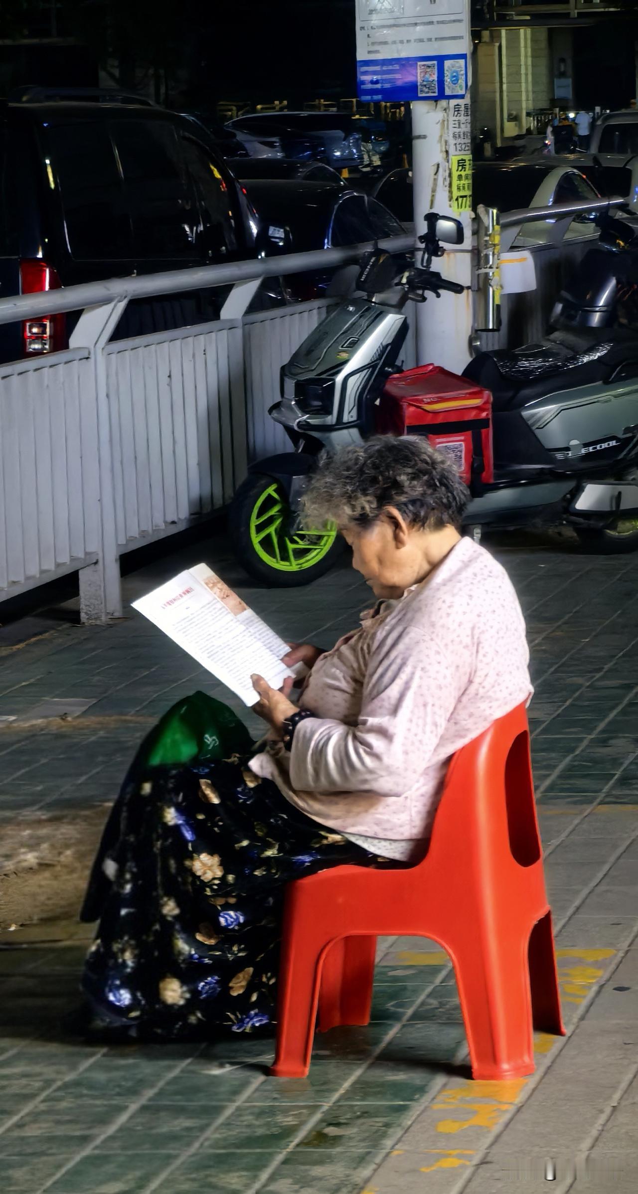 路灯下，难得一见。
只要爱学习，啥时候都不晚。
[赞]
街角夜景照 晚课随手拍 