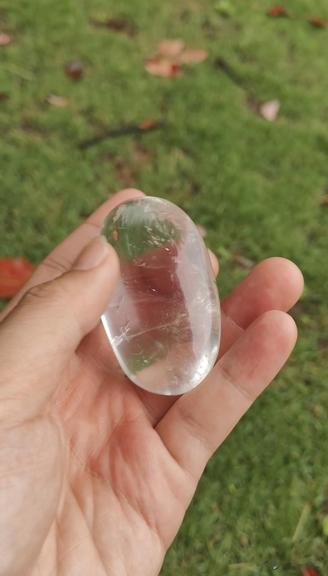 用天然的雨水，特别是下大雨，又叫无根水，清洗水晶的是非常的好，其次就是山间的小溪