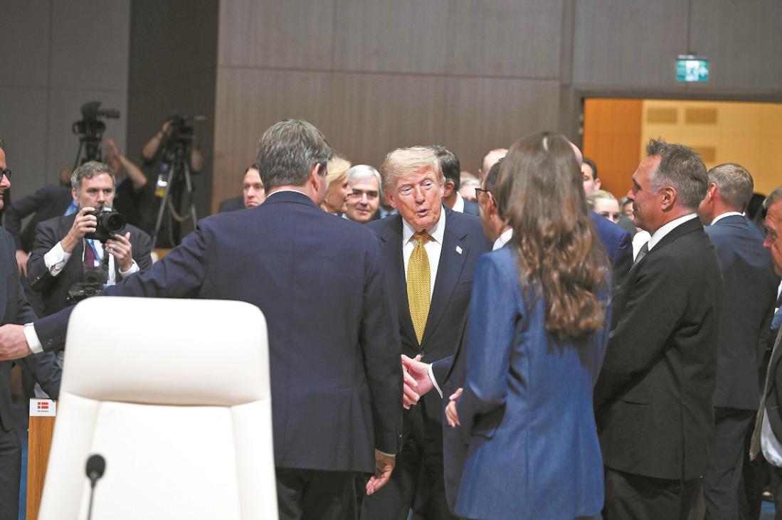一趟跨国返程硬生生搞出双机折返换乘，光鲜总统排场底下，藏着特朗普藏不住的避险心思