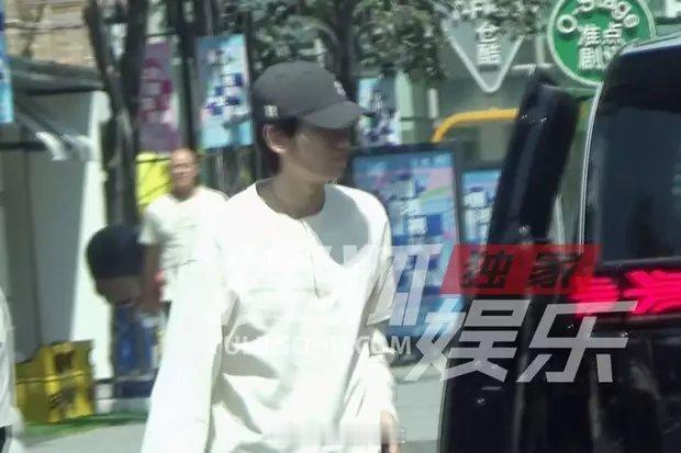 胡先煦现身艺术区忙工作路透图 ​​​