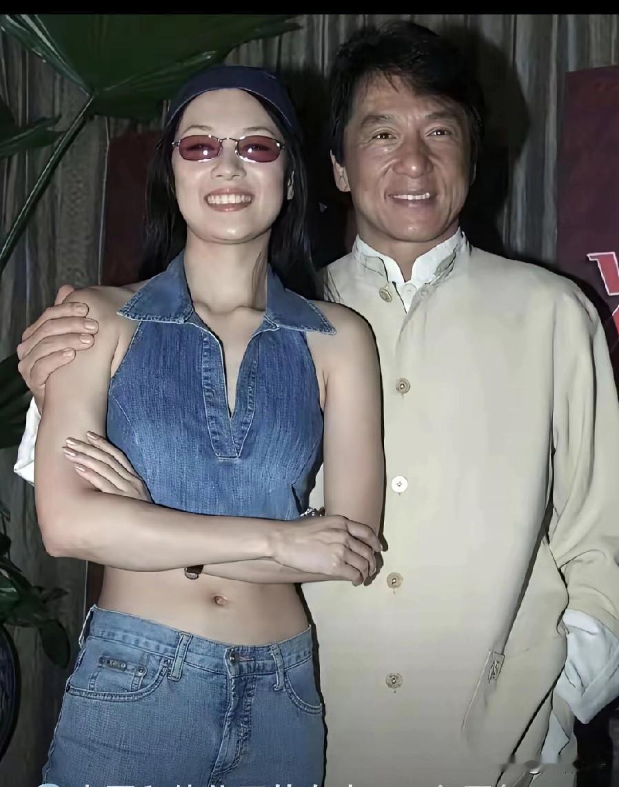 我发现成龙大哥，最喜欢搂着女明星照相，奇怪的是，和他照相的女明星也都喜欢和他照相