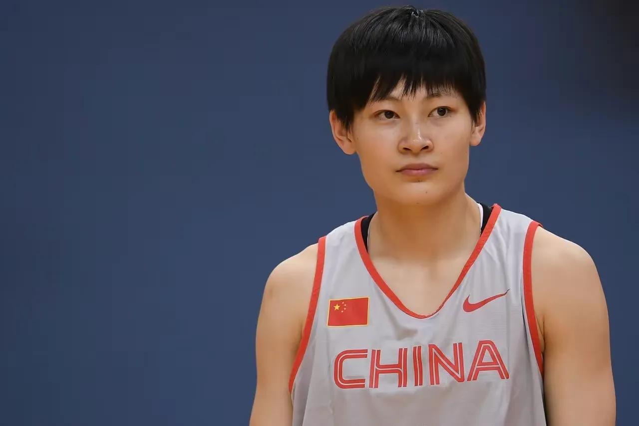 中国女篮各队员的国家队资历！

1，只论年限
排在首位的是李梦，其次是杨力维，再
