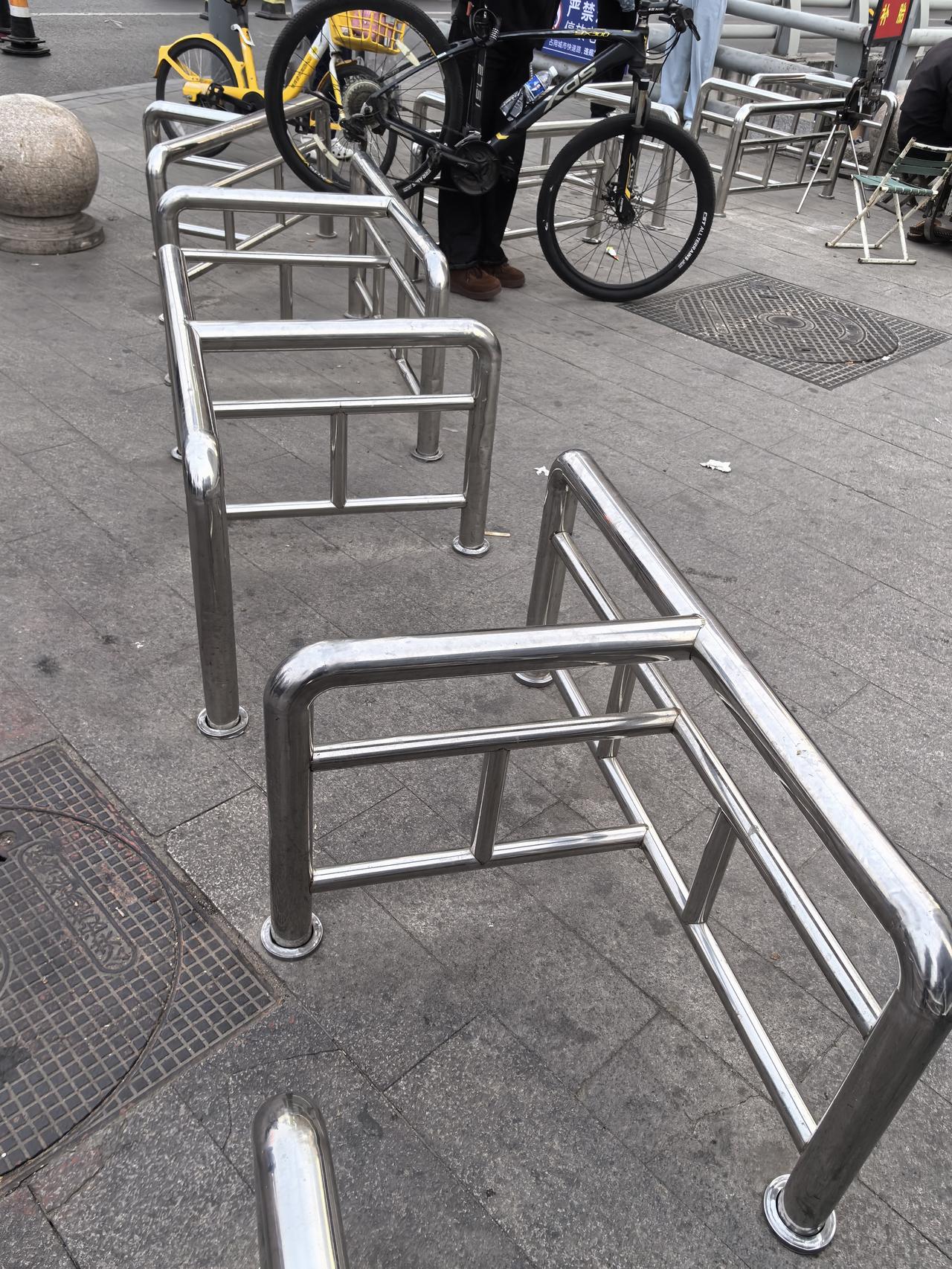 让文明顺着人心流淌
深蛙

每次路过城市里那些曲曲折折的出入口，心里总会沉一下。