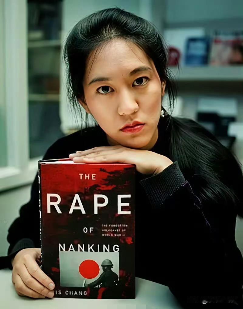 张纯如，美籍华裔作家。她本可以沿着平静的学术道路前行，却在1994年一次展览上，
