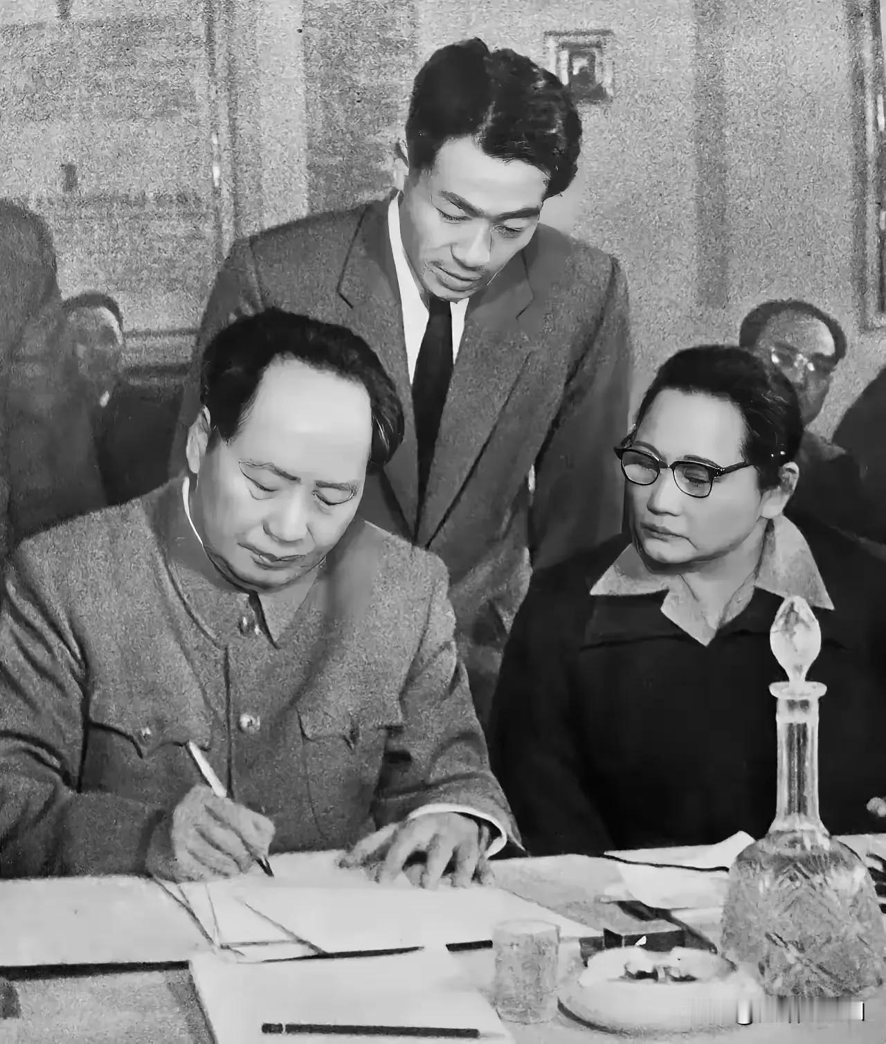 1957年11月，为庆祝十月革命胜利40周年，以毛主席为团长、宋庆龄副主席为副团