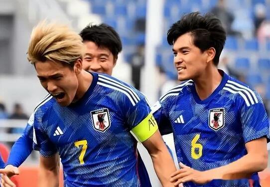 #日本男足10连胜##日本男足6比1约旦# 日本队与约旦队进行封闭热身赛，亚洲杯