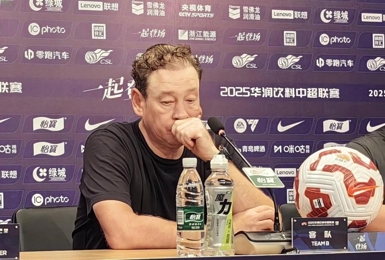 斯卢茨基赛后表示落后1分不代表什么！毕竟联赛还有9轮！言外之意，斯卢茨基还是非常