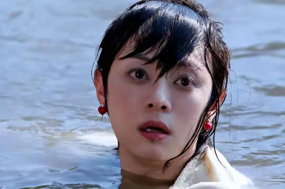 看到一个视频，妻子拽着小三的手，对丈夫喊着：“我今天就要看看，我们两个落水，你会